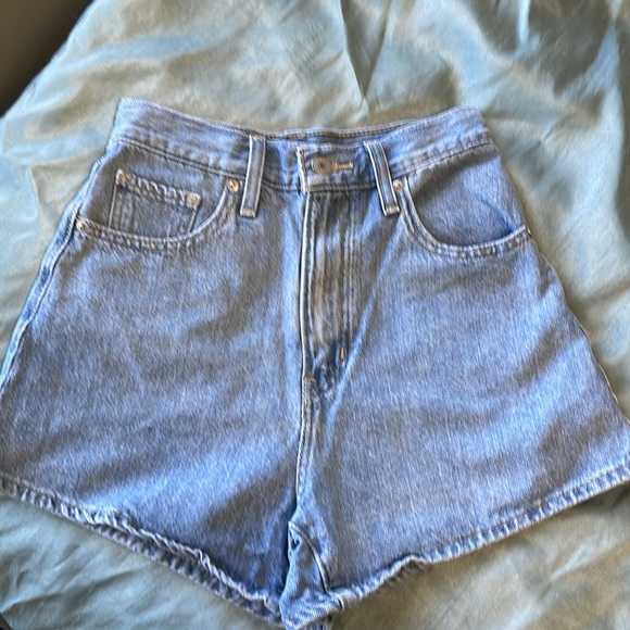 Levi's NWOT High Waisted Mom Shorts Light Blue Denim Size 24 - Picture 3 of 4